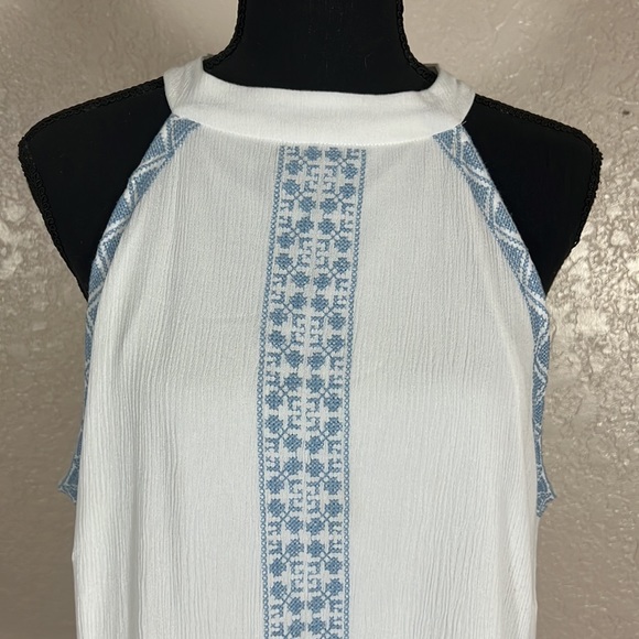 1730 NWOT Cato Sleeveless Embroidery Accents Back Cutout Blouse. SzXL - Picture 2 of 9